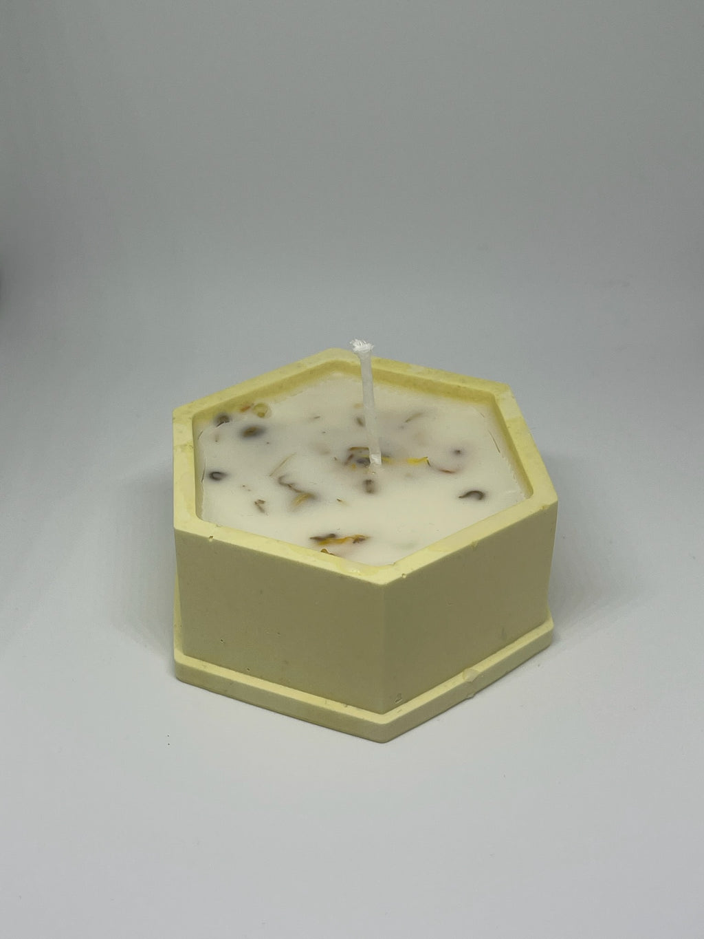🕯️ Dekorativní svíčka v hexagonové misce – přírodní elegance