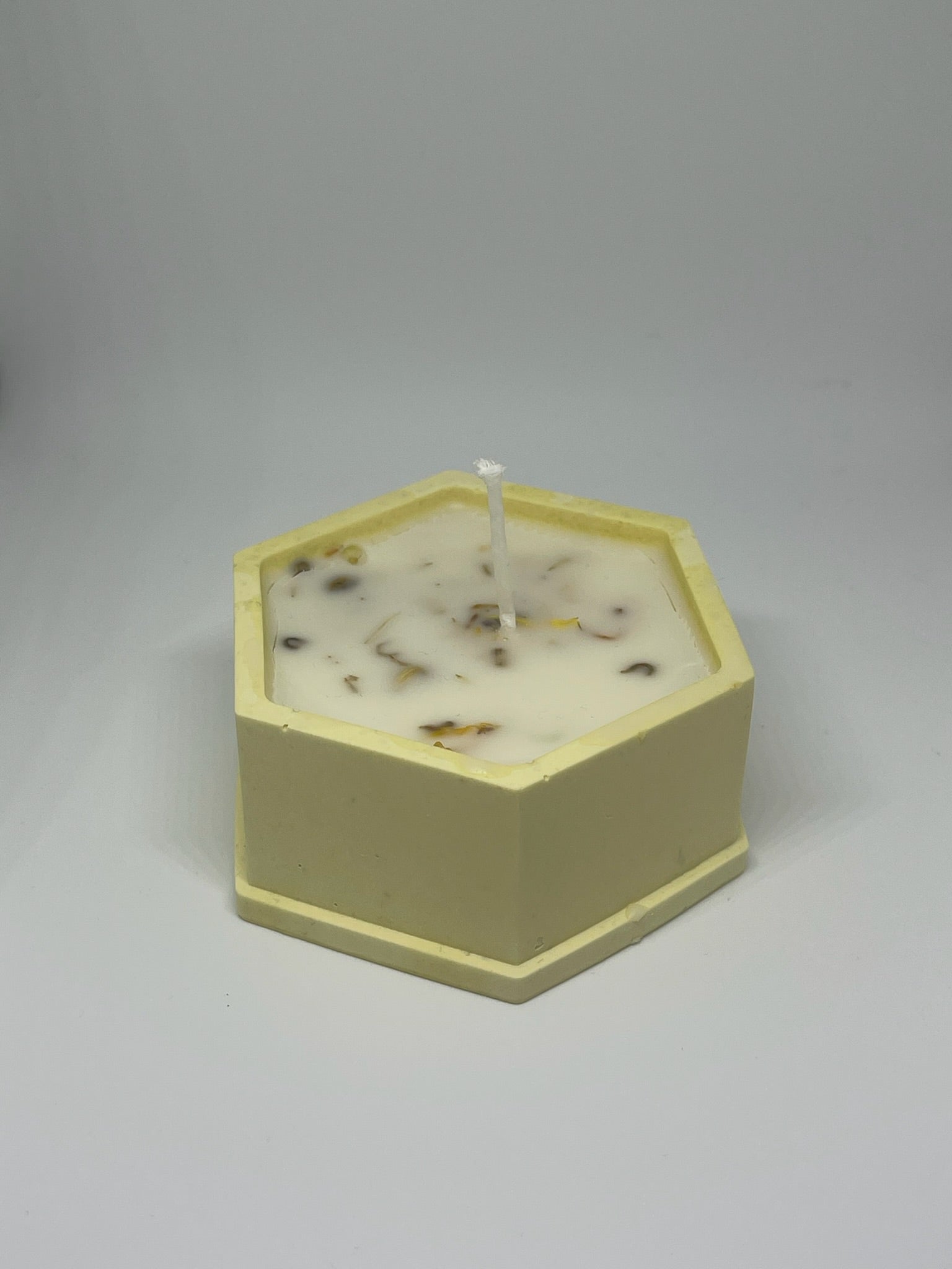 🕯️ Dekorativní svíčka v hexagonové misce – přírodní elegance