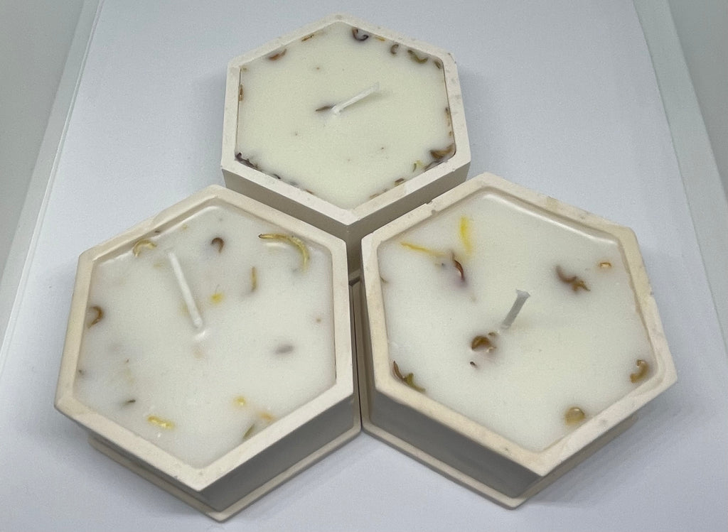 🕯️ Dekorativní svíčka v hexagonové misce – přírodní elegance