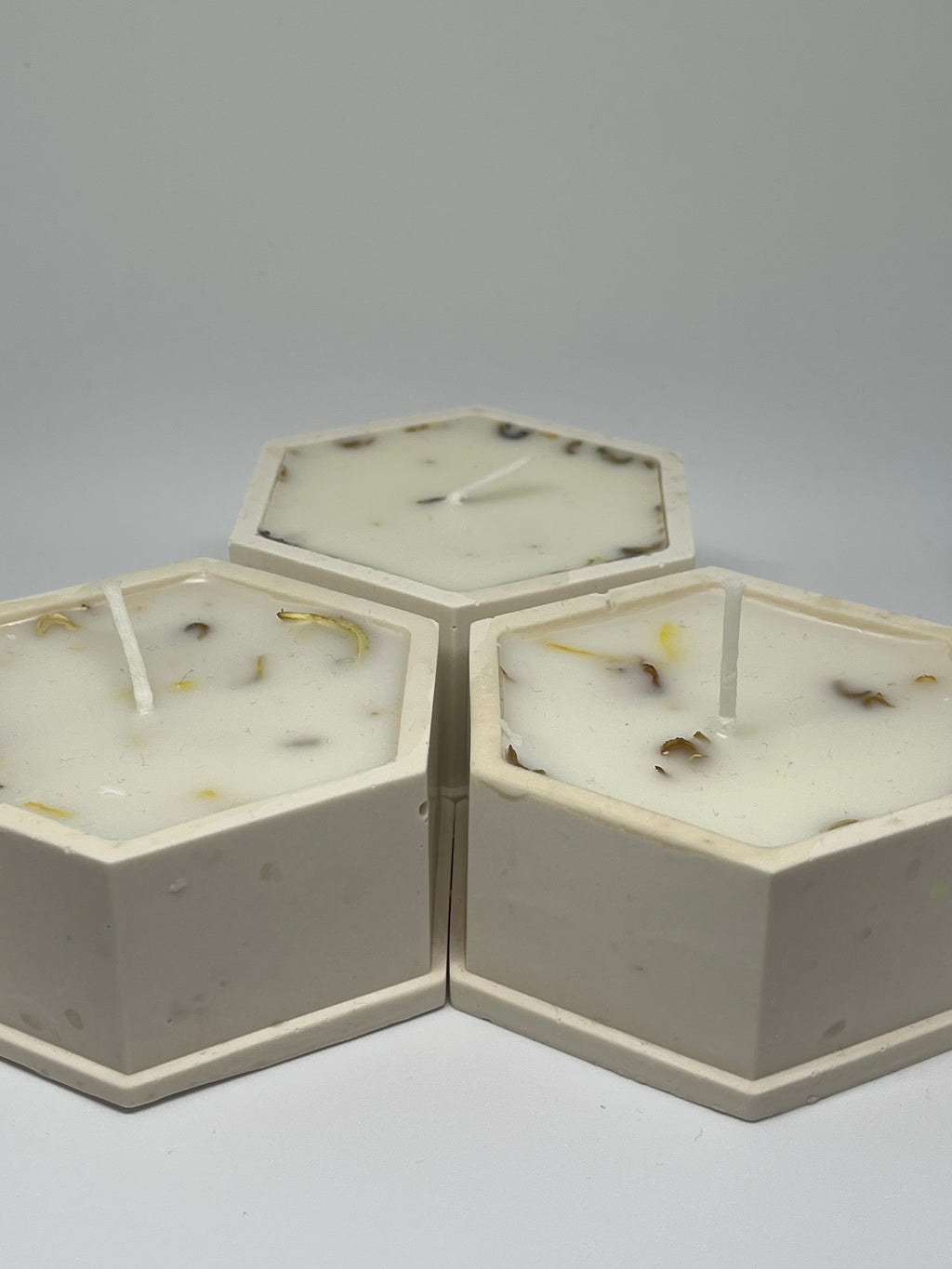 🕯️ Dekorativní svíčka v hexagonové misce – přírodní elegance