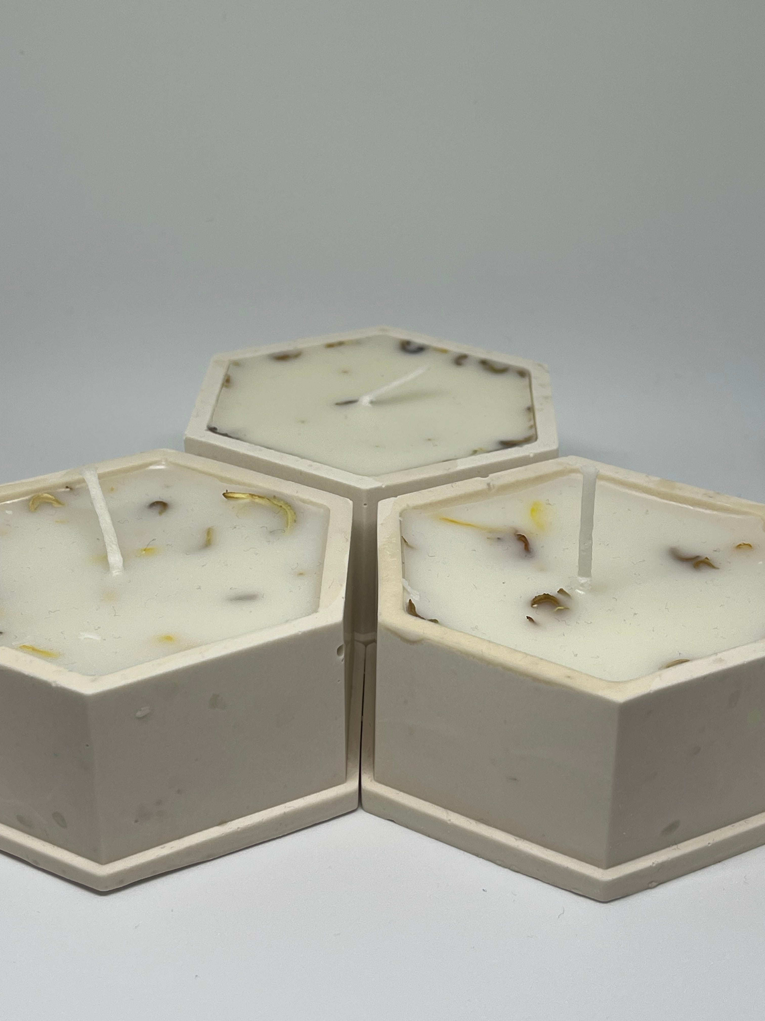 🕯️ Dekorativní svíčka v hexagonové misce – přírodní elegance